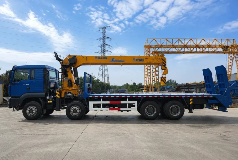 豪沃TX 8×4随车吊平板载货车：工程运输全能利器